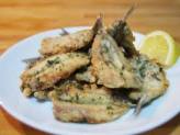 Boquerones fritos – жаренные на оливковом масле анчоусы, подаются с долькой лимона.