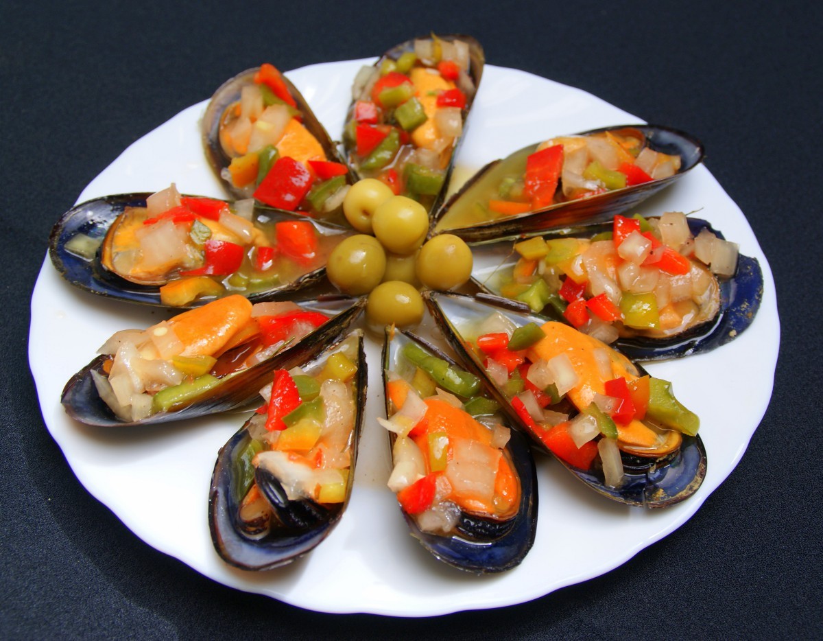 Mejillones a la vinagreta – мидии с винегретом. Вареные мидии подаются в собственных створках и сверху посыпаются маринованной в уксусе и оливковом масле смесью из мелко нарубленных овощей.