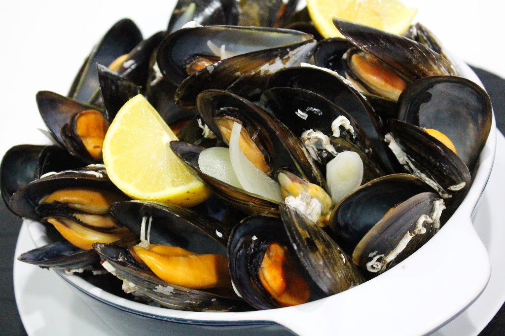Mejillones al vapor –свежие мидии, сваренные на пару. Подаются в собственных створках с чесночным или томатным соусом