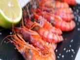 Gambas a la plancha – свежие креветки, зажаренные на гриле и посыпанные крупной морской солью.