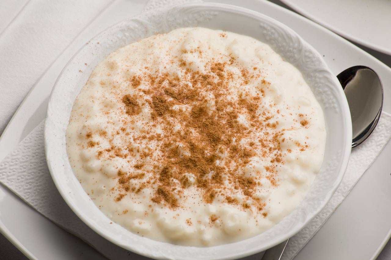 Arroz con leche – рис, разваренный в молоке с сахаром, яйцом и корицей.
