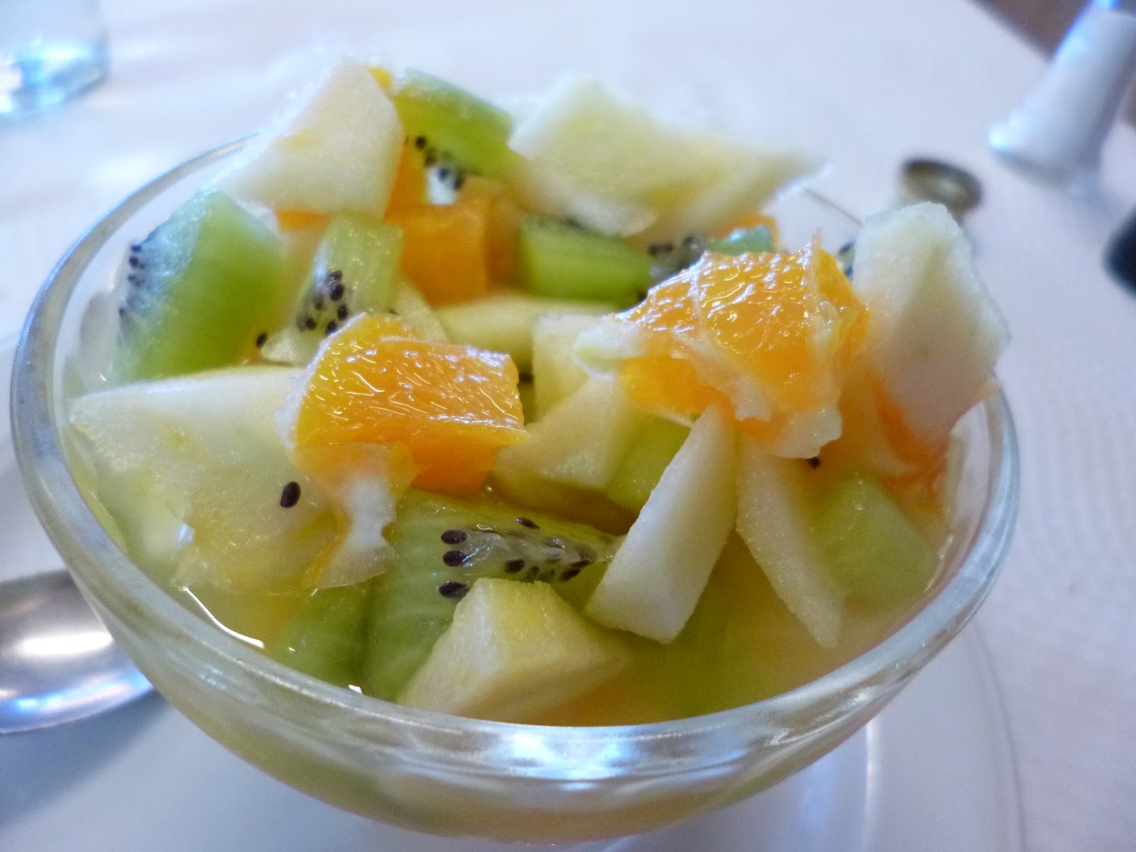 Macedonia de frutas – Фруктовое ассорти в собственном соку. Могут подать консервированные фрукты.