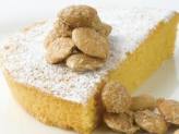 Tarta de Santiago –пирог из миндаля, который готовится из миндальной муки, очень популярен в Галиции.