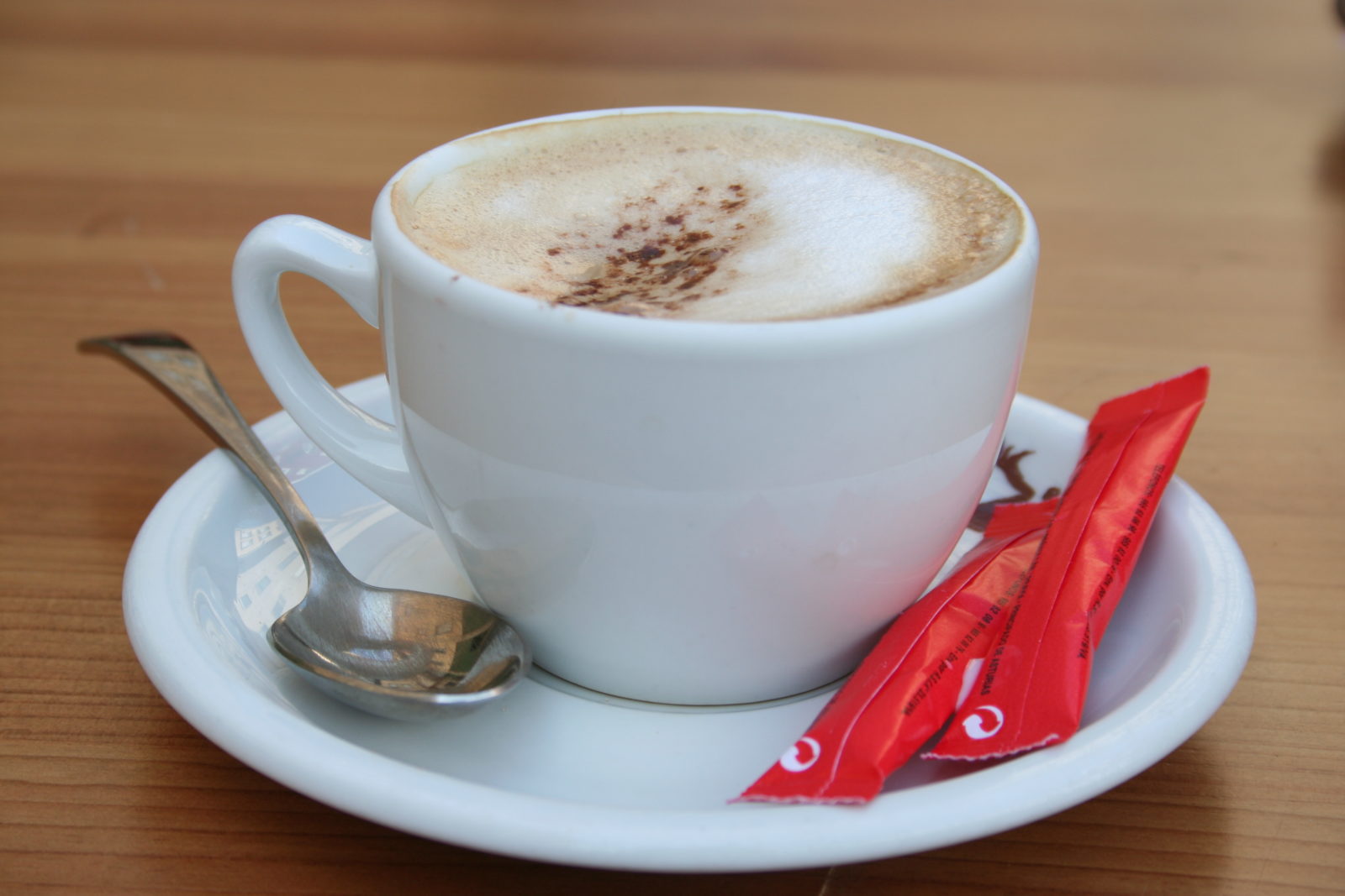 Cafe con leche – черный кофе с молоком. Часто готовится как капучино.