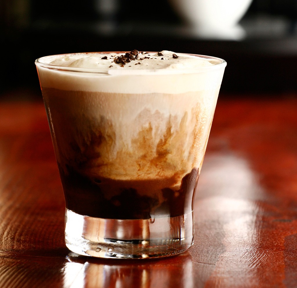 Cafe Escoces – шотландский кофе . Черный кофе с виски и ванильным мороженным.