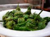 Pimientos de Padron – небольшие зеленые перчики, жаренные в оливковом масле с солью, попадаются очень острые экземпляры.