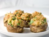 Champiñones rellenos – фаршированные беконом шляпки шампиньонов.