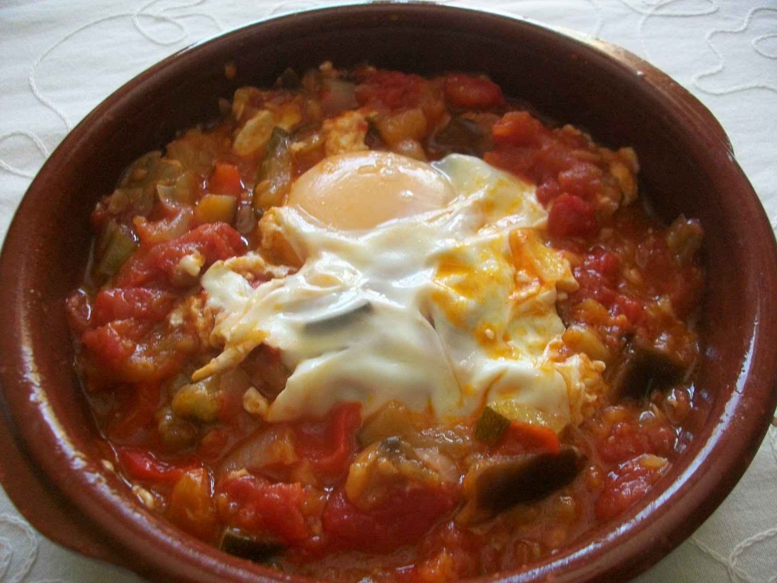 Pisto– овощное блюдо из баклажанов, кабачков, лука и томатов, похожее на рататуй, обычно подается теплым с яичницей и хлебом.