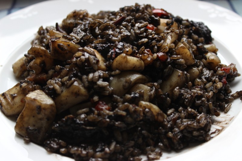 Arroz negro – «черный рис». Рис с морепродуктами. Черным цветом рис обязан чернилам кальмаров.