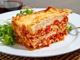 Lazaña –Лазанья. Слоеный пирог из макаронного теста с начинкой из фарша (de carne) или овощей (vegetal), запеченный в томатной пасте и соусе бешамель.