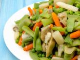 Menestra de verduras – свежие тушеные овощи (стручковая фасоль, артишоки, горох, морковка) с ветчиной.