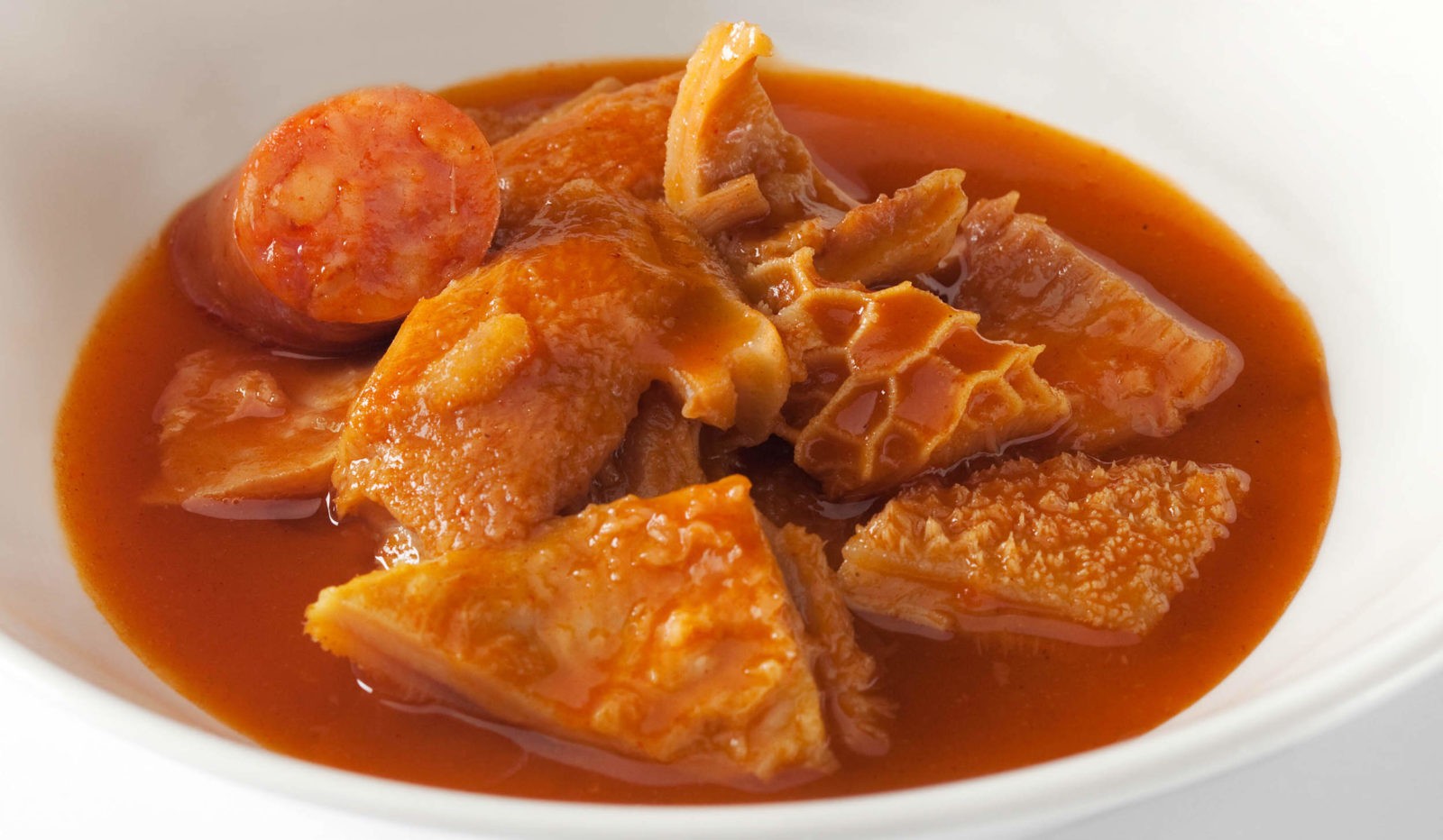 Callos – кусочки говяжьего желудка, предварительно вымоченные в уксусе и тушеные с разными колбасками (как правило, с морсильей и чоризо) с добавлением паприки, острого перца, мускатного ореха, лука, чеснока и томатной пасты.