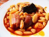 Fabada asturiana – наваристая астурийская похлебка из белой фасоли с салом, колбасками и хамоном.