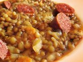 Lentejas con chorizo – похлебка из чечевицы с колбаской чоризо, луком, морковкой и картошкой.