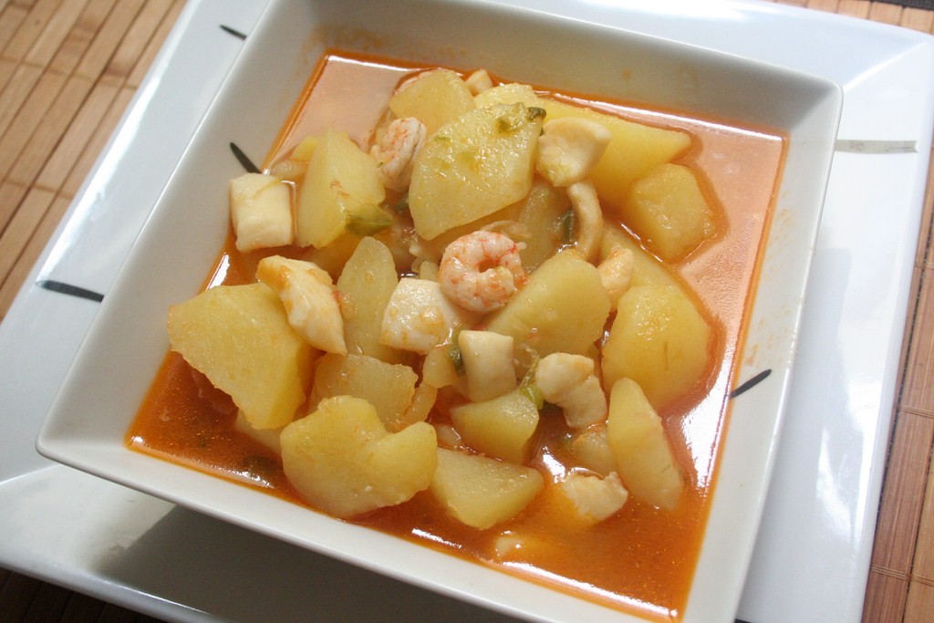 Patatas a la marinera- - тушеная картошка с рыбой и морепродуктами.