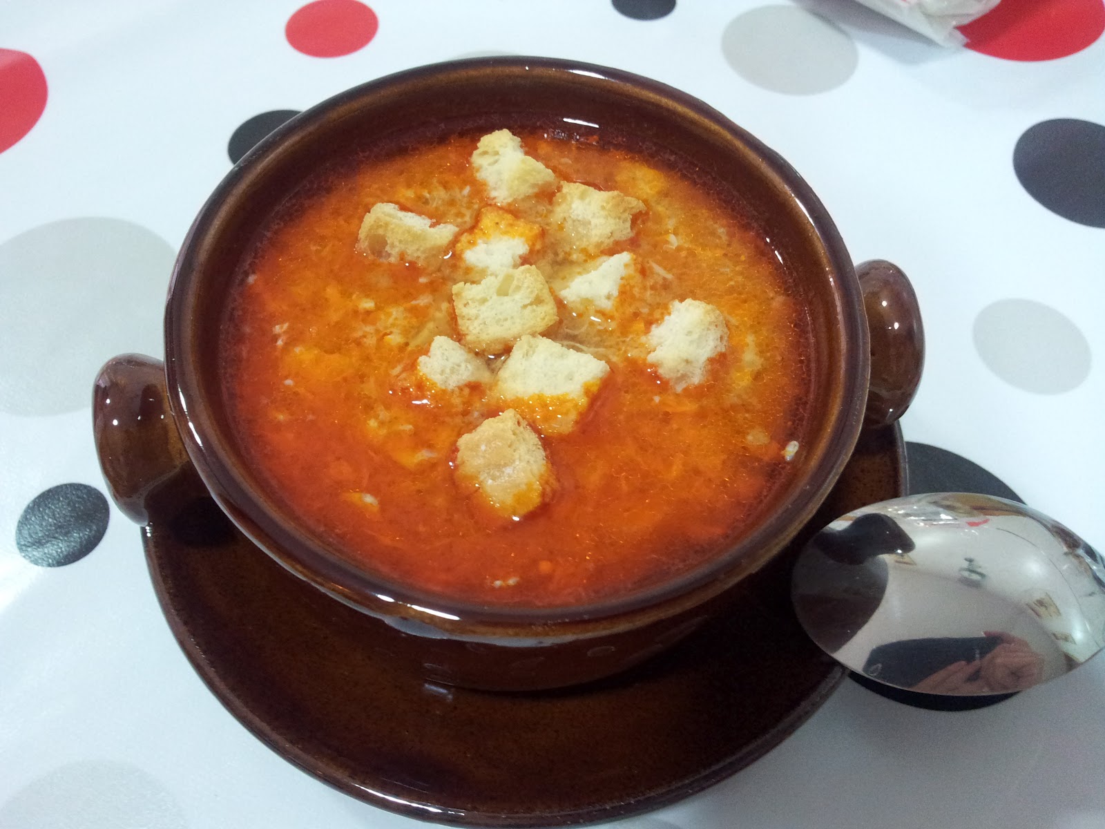 Sopa de ajo –чесночный суп с кусочками обжаренного хлеба.