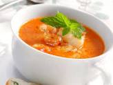 Sopa de pescado – рыбный суп, чаще всего из хека с добавлением креветок, лука, сухариков и белого вина.