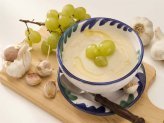 Ajoblanco – холодный чесночный крем-суп с хлебом, миндальными орехами и фруктами.