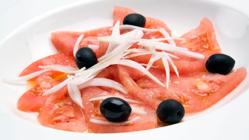Ensalada de tomate - Салат из свежих томатов с луком или чесноком, заправленный оливковым маслом.