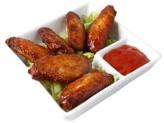 Alitas de pollo al horno – запечённые куриные крылышки, чаще всего подаются с соусом барбекю.