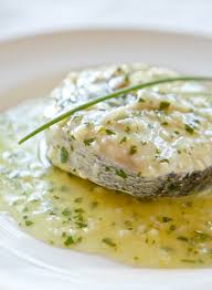 Merluza en salsa verde –мерлуза в зеленом соусе из горошка, чеснока петрушки и белого вина.
