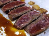 Lomo de lbuey / cerdo –приготовленная на гриле говяжья / свиная лопатка. (на фото говядина).